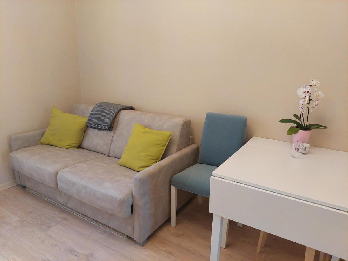 Cosy One Seperate Bedroom Apartment In City Center, Perfect For Family Trip. リガ エクステリア 写真
