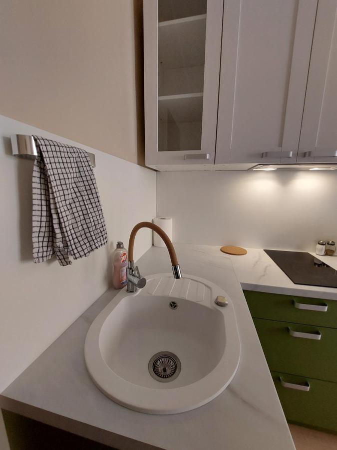Cosy One Seperate Bedroom Apartment In City Center, Perfect For Family Trip. リガ エクステリア 写真